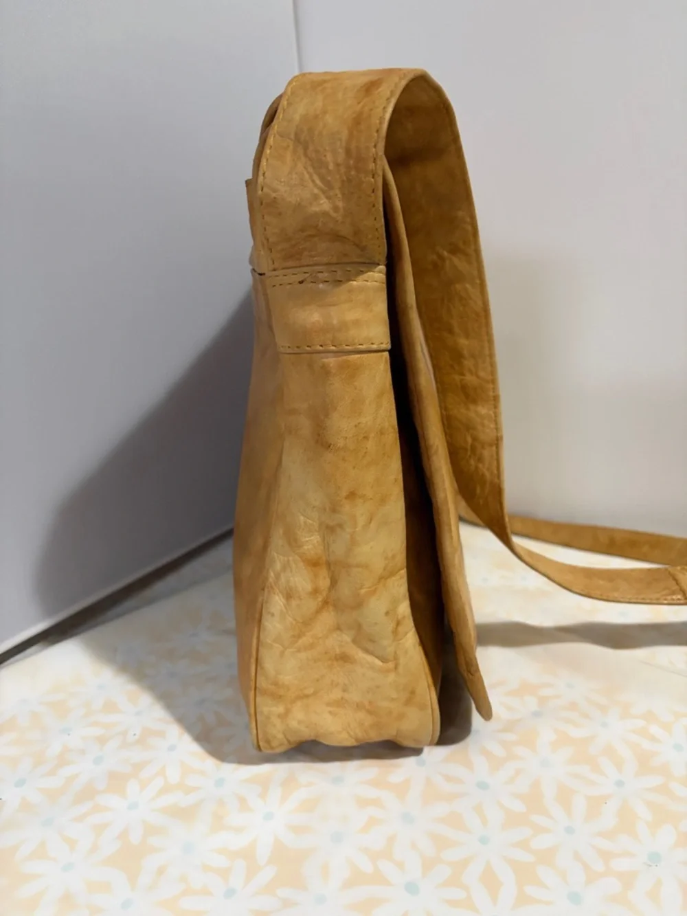 Men's Tan Leather Messenger‎ Bag with Adjustable Shoulder Strap